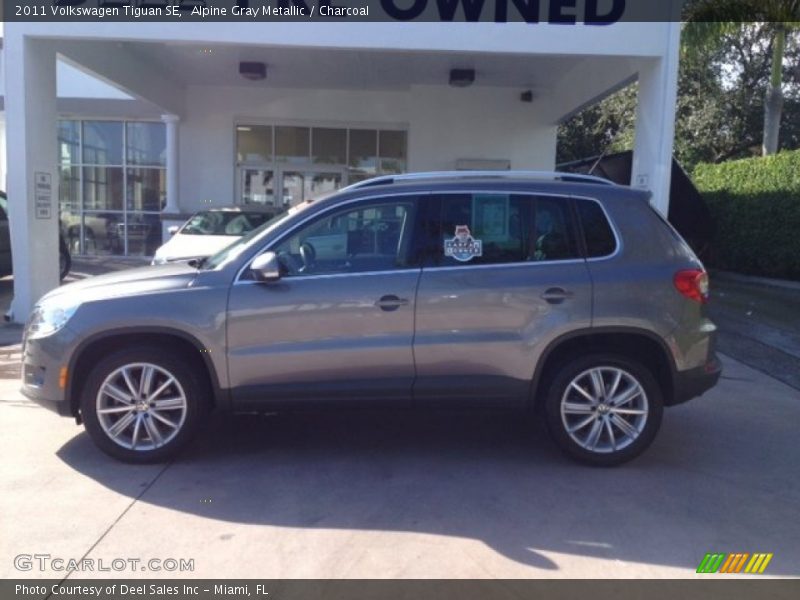 Alpine Gray Metallic / Charcoal 2011 Volkswagen Tiguan SE