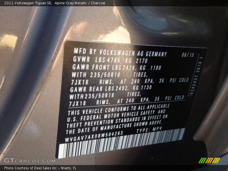 Alpine Gray Metallic / Charcoal 2011 Volkswagen Tiguan SE