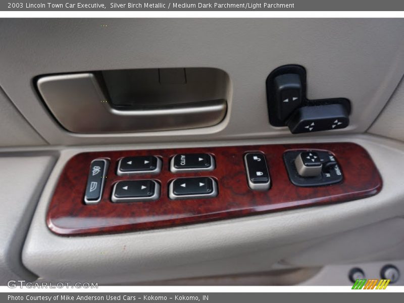 Silver Birch Metallic / Medium Dark Parchment/Light Parchment 2003 Lincoln Town Car Executive