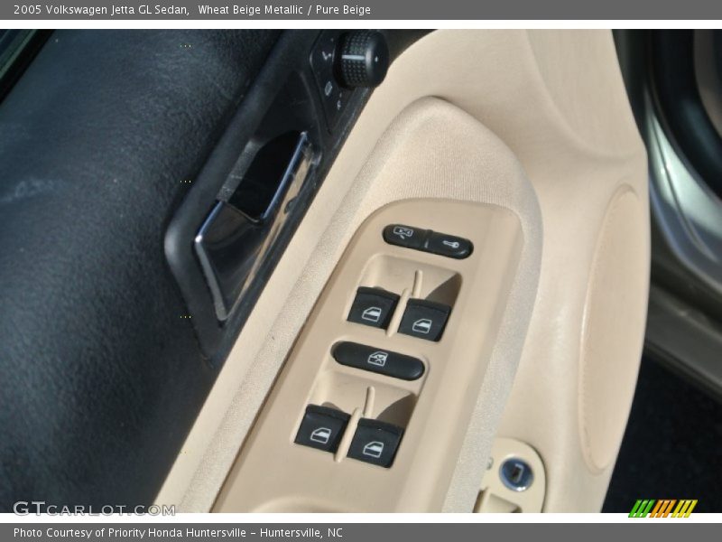 Wheat Beige Metallic / Pure Beige 2005 Volkswagen Jetta GL Sedan