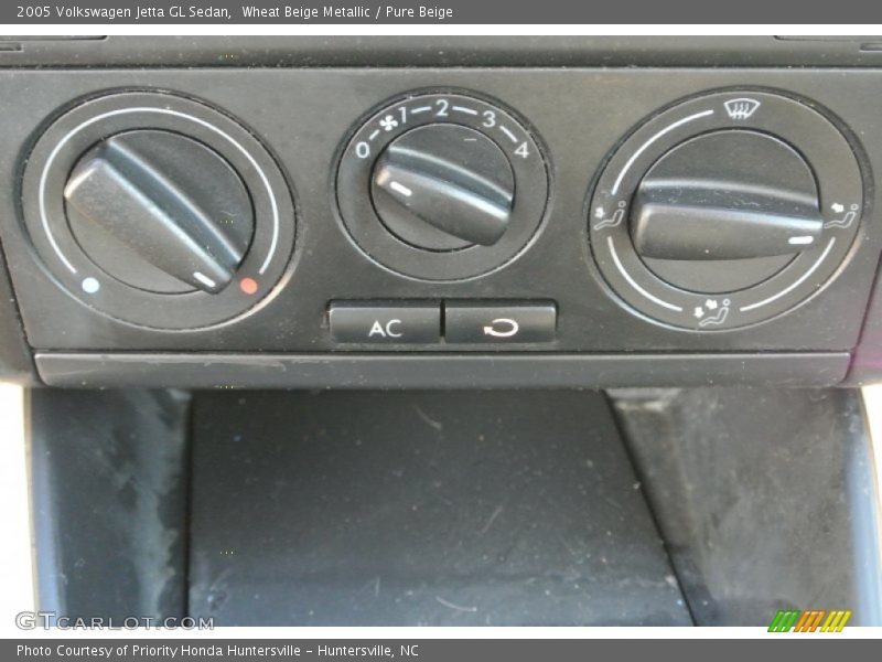 Wheat Beige Metallic / Pure Beige 2005 Volkswagen Jetta GL Sedan