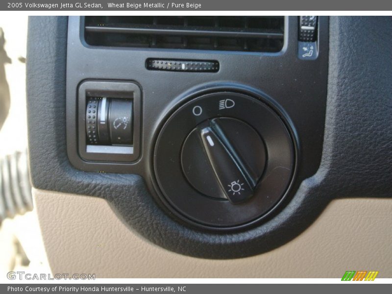 Wheat Beige Metallic / Pure Beige 2005 Volkswagen Jetta GL Sedan