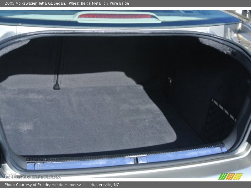 Wheat Beige Metallic / Pure Beige 2005 Volkswagen Jetta GL Sedan