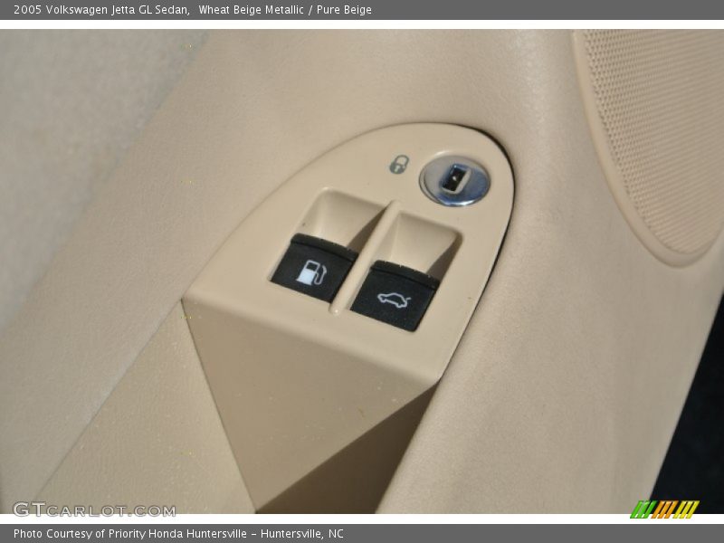 Wheat Beige Metallic / Pure Beige 2005 Volkswagen Jetta GL Sedan
