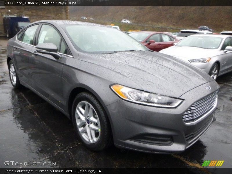 Front 3/4 View of 2014 Fusion SE