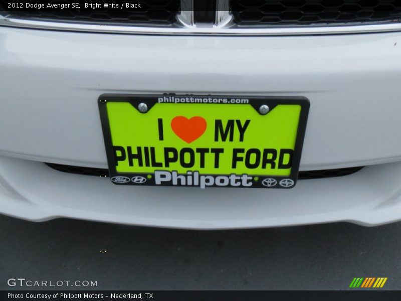Bright White / Black 2012 Dodge Avenger SE