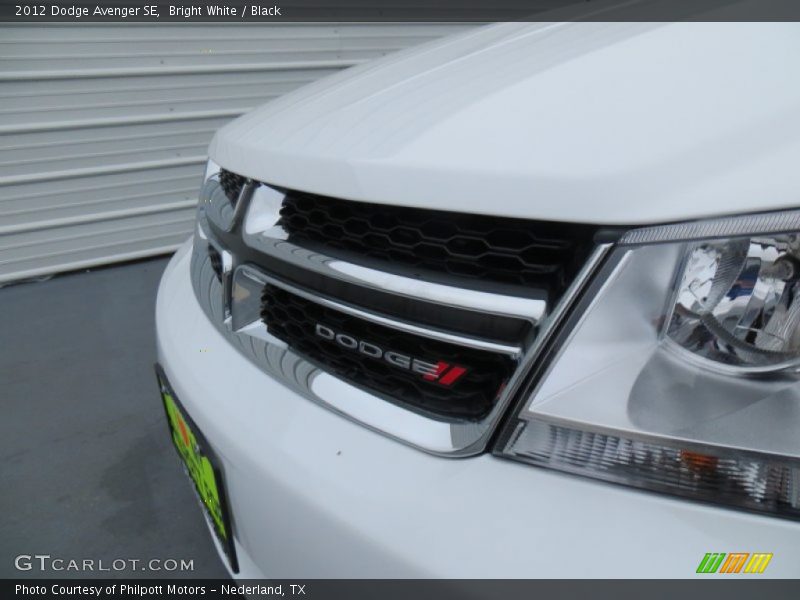 Bright White / Black 2012 Dodge Avenger SE