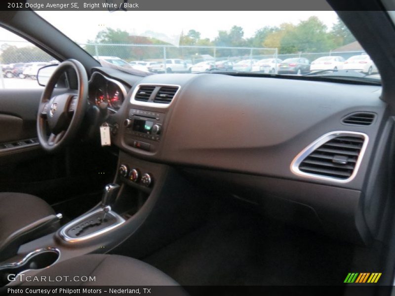 Bright White / Black 2012 Dodge Avenger SE