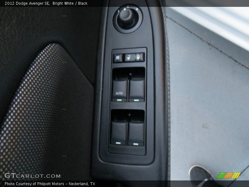 Bright White / Black 2012 Dodge Avenger SE