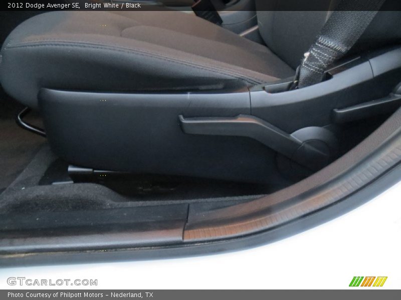 Bright White / Black 2012 Dodge Avenger SE