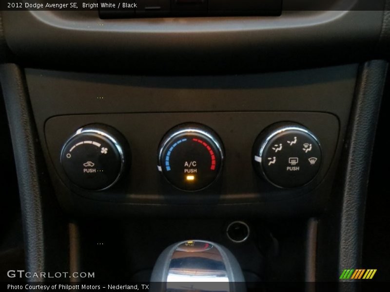 Bright White / Black 2012 Dodge Avenger SE