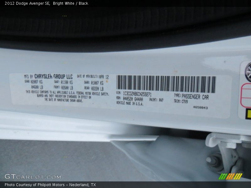 Bright White / Black 2012 Dodge Avenger SE