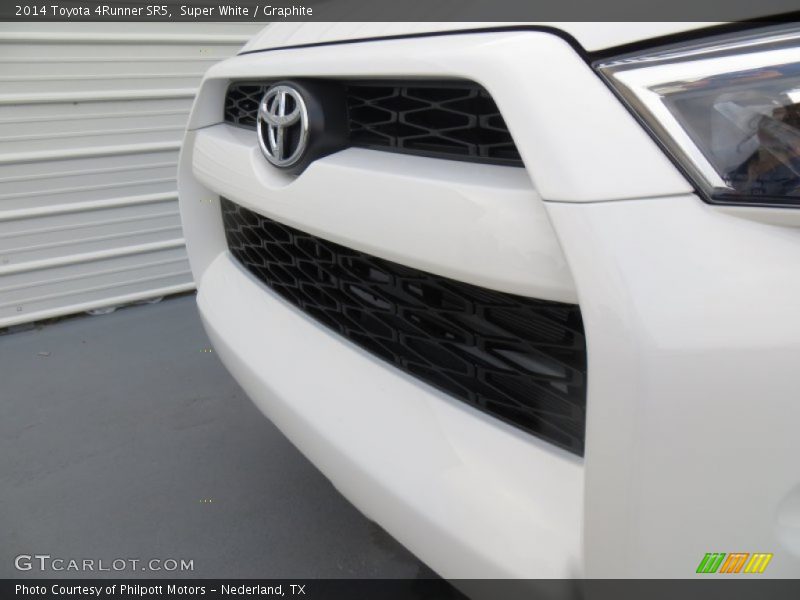 Super White / Graphite 2014 Toyota 4Runner SR5