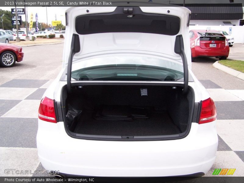 Candy White / Titan Black 2013 Volkswagen Passat 2.5L SE