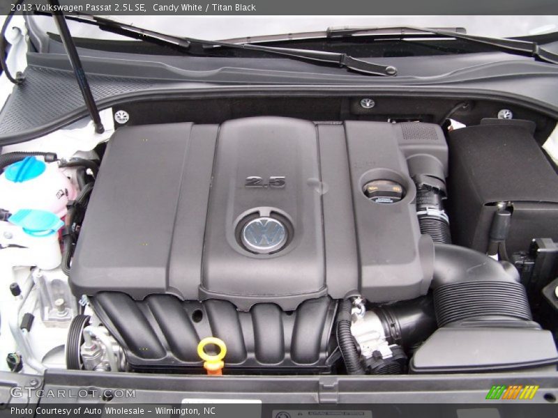 Candy White / Titan Black 2013 Volkswagen Passat 2.5L SE