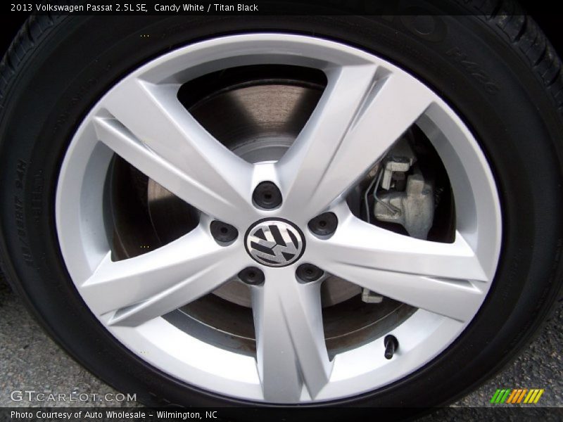 Candy White / Titan Black 2013 Volkswagen Passat 2.5L SE