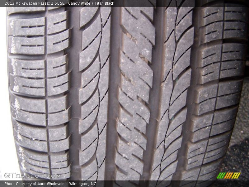 Candy White / Titan Black 2013 Volkswagen Passat 2.5L SE