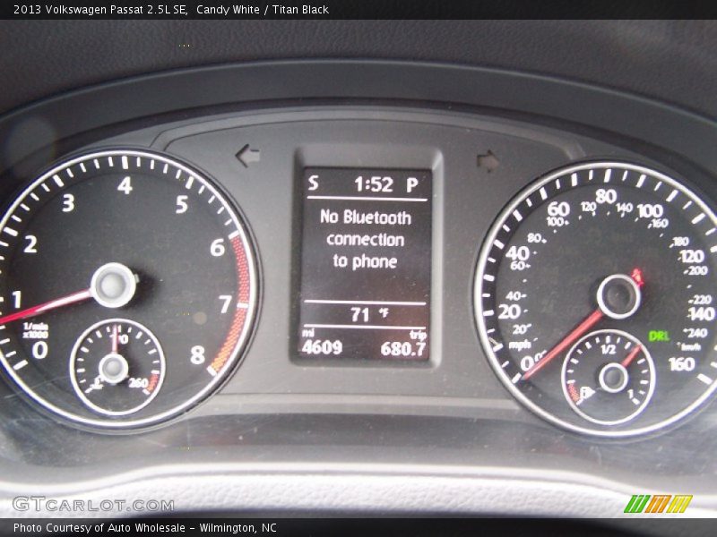 Candy White / Titan Black 2013 Volkswagen Passat 2.5L SE