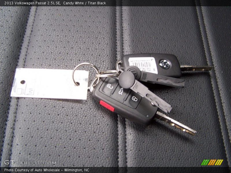 Candy White / Titan Black 2013 Volkswagen Passat 2.5L SE