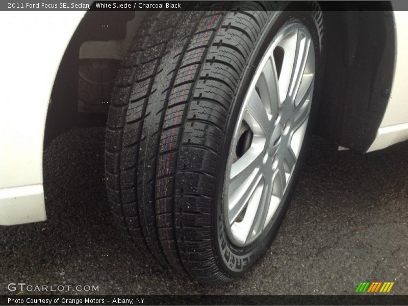 White Suede / Charcoal Black 2011 Ford Focus SEL Sedan