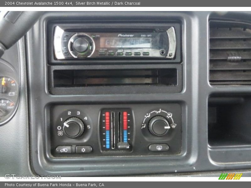 Silver Birch Metallic / Dark Charcoal 2004 Chevrolet Avalanche 1500 4x4