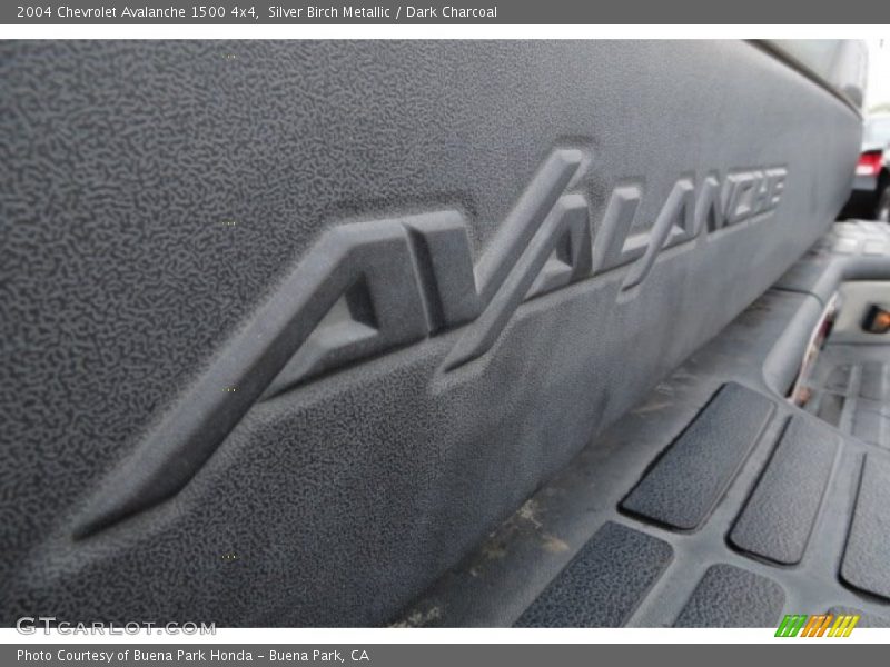 Silver Birch Metallic / Dark Charcoal 2004 Chevrolet Avalanche 1500 4x4