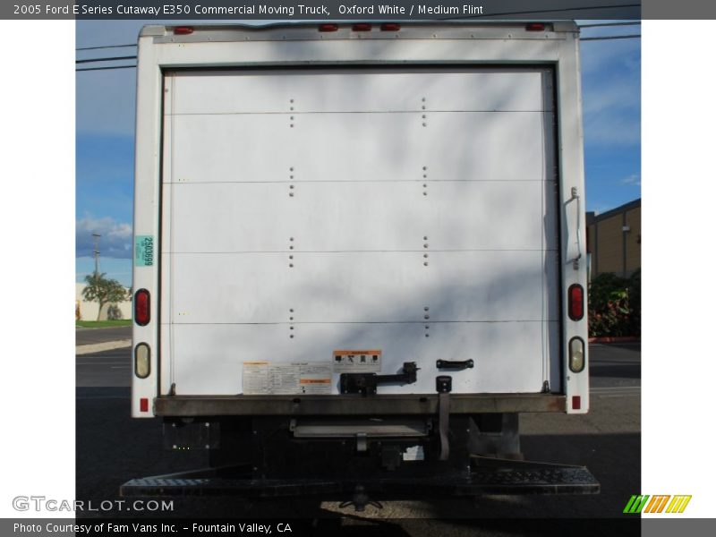 Oxford White / Medium Flint 2005 Ford E Series Cutaway E350 Commercial Moving Truck