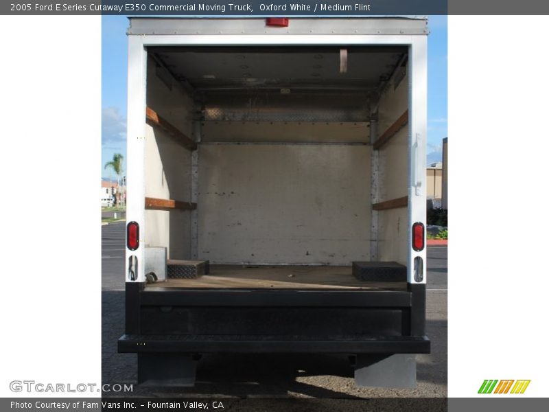 Oxford White / Medium Flint 2005 Ford E Series Cutaway E350 Commercial Moving Truck