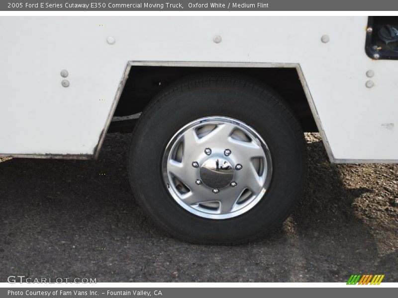 Oxford White / Medium Flint 2005 Ford E Series Cutaway E350 Commercial Moving Truck