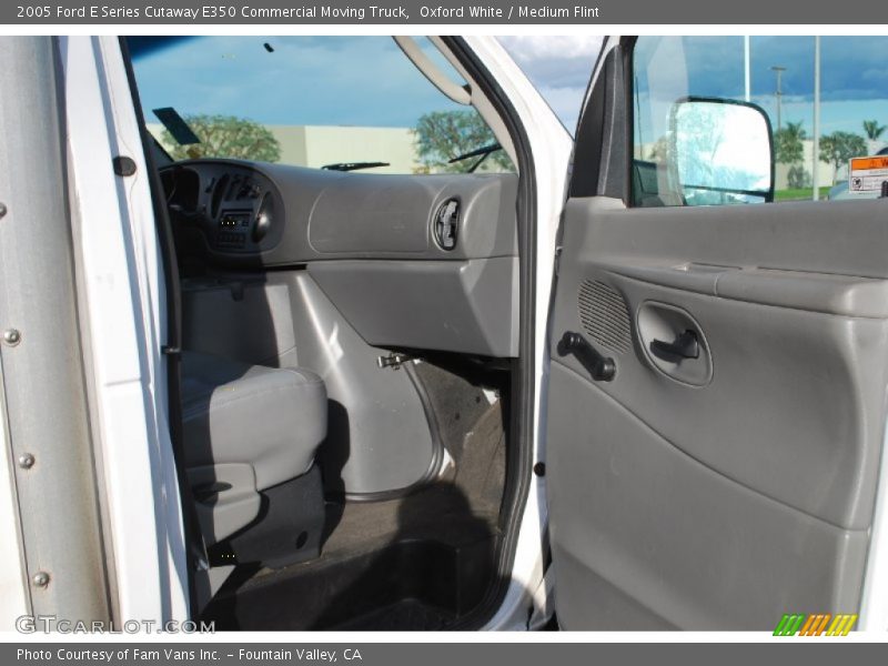 Oxford White / Medium Flint 2005 Ford E Series Cutaway E350 Commercial Moving Truck
