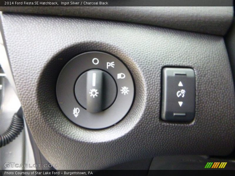 Ingot Silver / Charcoal Black 2014 Ford Fiesta SE Hatchback