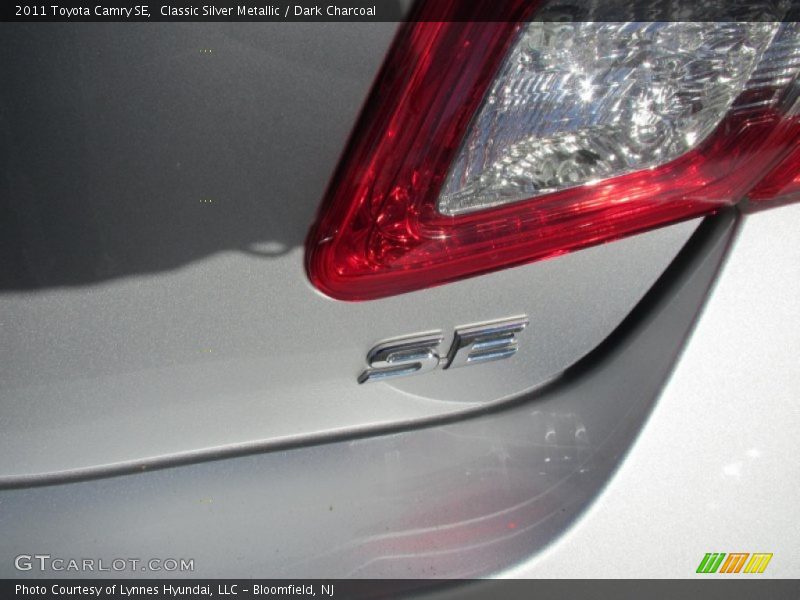 Classic Silver Metallic / Dark Charcoal 2011 Toyota Camry SE