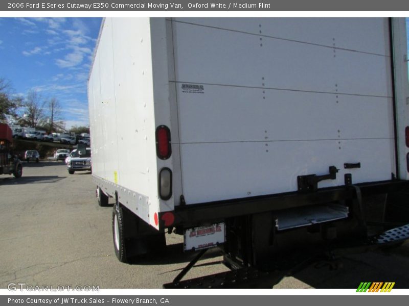 Oxford White / Medium Flint 2006 Ford E Series Cutaway E350 Commercial Moving Van