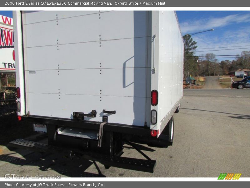 Oxford White / Medium Flint 2006 Ford E Series Cutaway E350 Commercial Moving Van