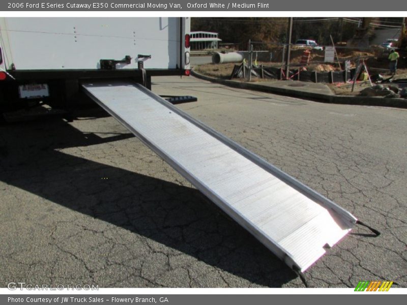 Oxford White / Medium Flint 2006 Ford E Series Cutaway E350 Commercial Moving Van