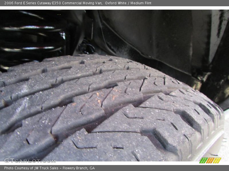 Oxford White / Medium Flint 2006 Ford E Series Cutaway E350 Commercial Moving Van