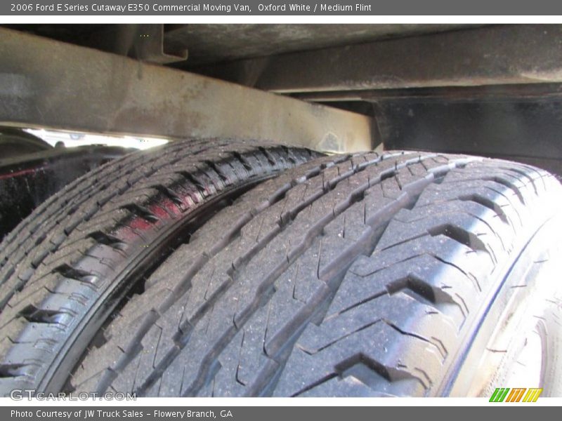 Oxford White / Medium Flint 2006 Ford E Series Cutaway E350 Commercial Moving Van