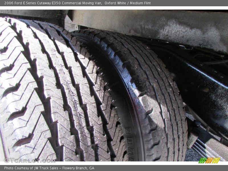 Oxford White / Medium Flint 2006 Ford E Series Cutaway E350 Commercial Moving Van
