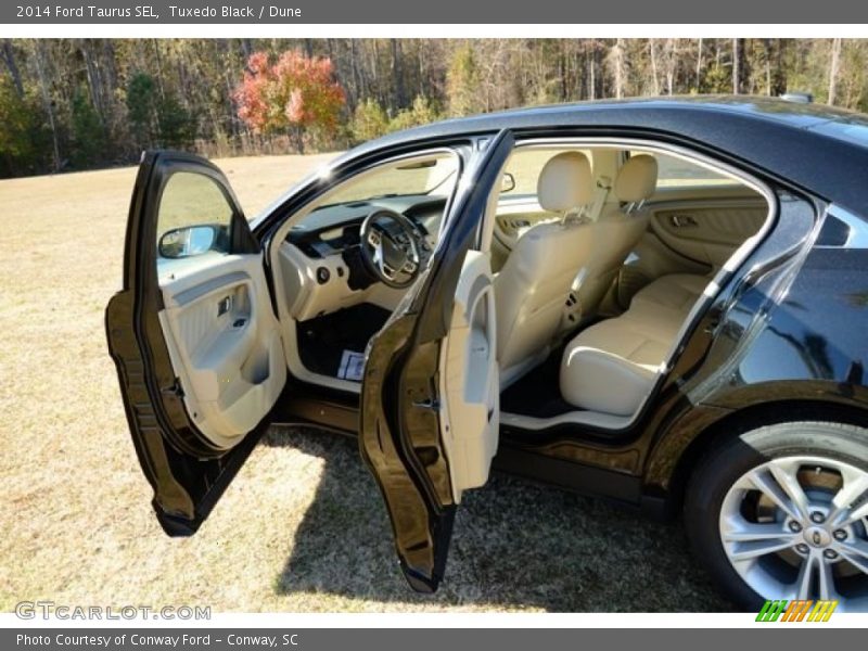 Tuxedo Black / Dune 2014 Ford Taurus SEL