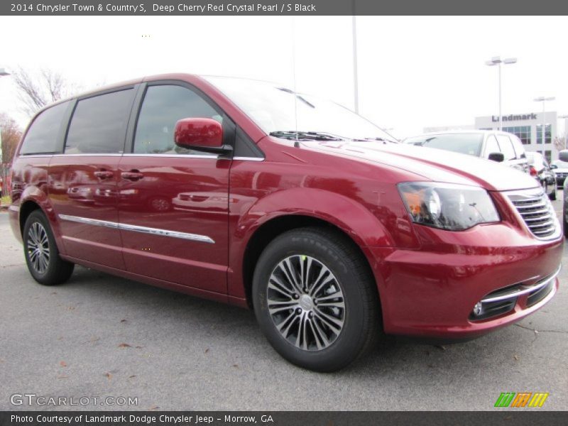 Front 3/4 View of 2014 Town & Country S