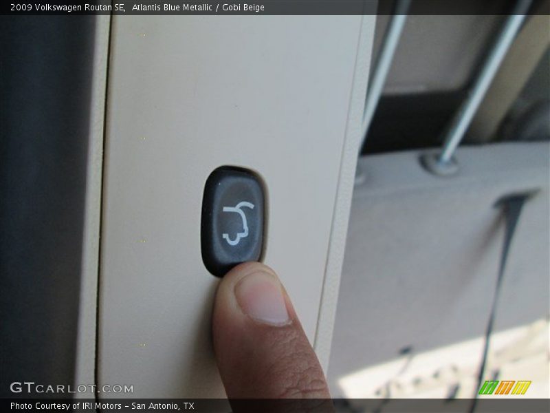 Atlantis Blue Metallic / Gobi Beige 2009 Volkswagen Routan SE