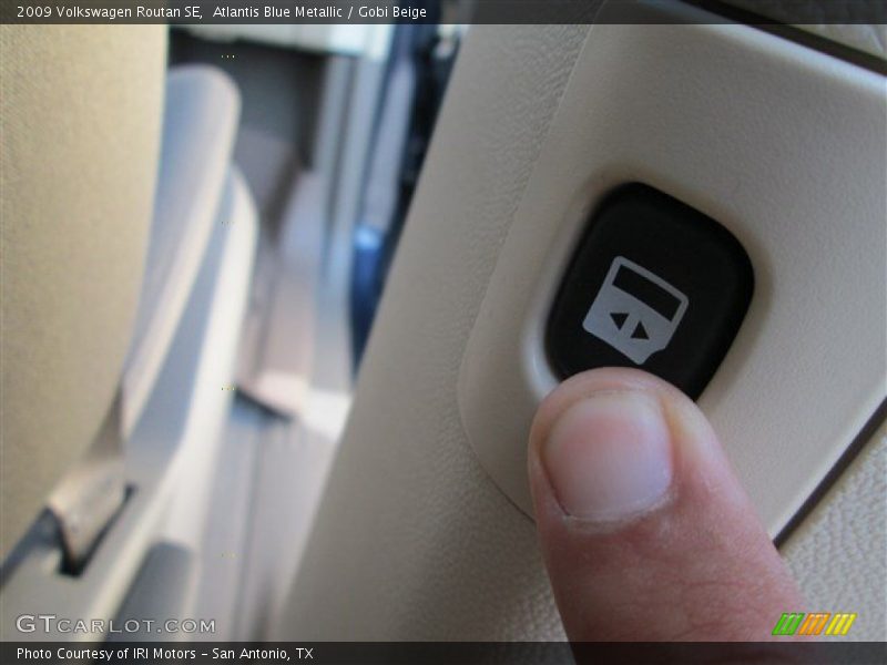 Atlantis Blue Metallic / Gobi Beige 2009 Volkswagen Routan SE