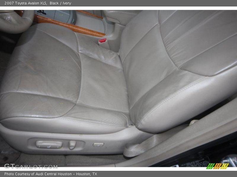 Black / Ivory 2007 Toyota Avalon XLS