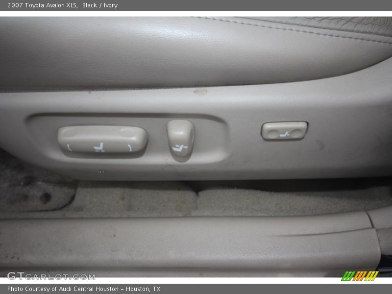 Black / Ivory 2007 Toyota Avalon XLS
