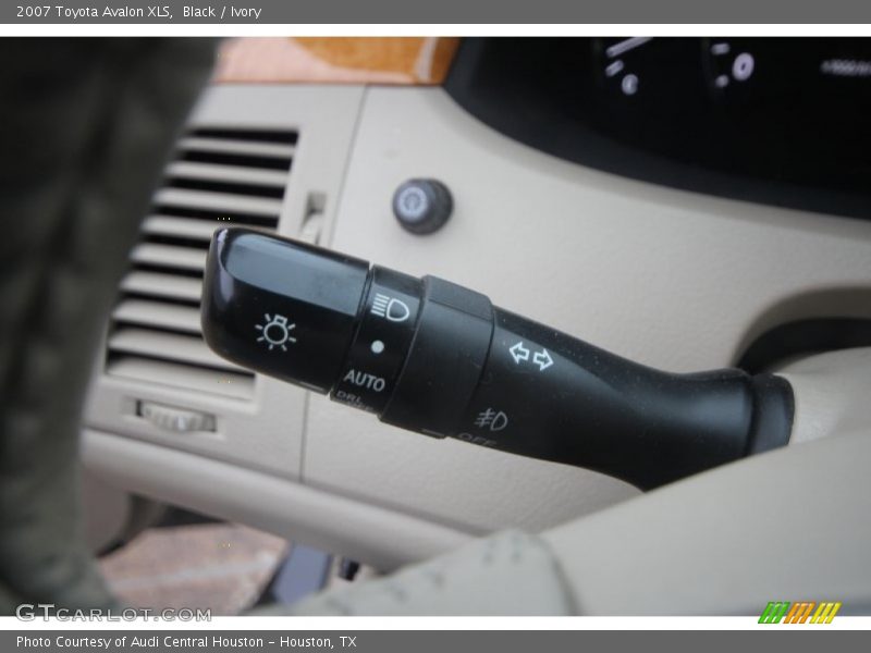 Black / Ivory 2007 Toyota Avalon XLS