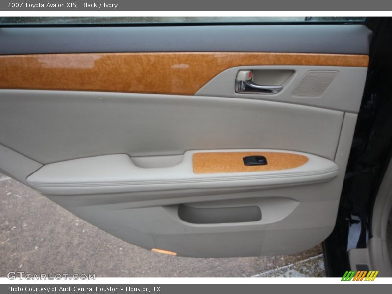 Black / Ivory 2007 Toyota Avalon XLS