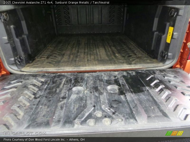 Sunburst Orange Metallic / Tan/Neutral 2005 Chevrolet Avalanche Z71 4x4