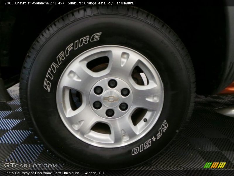 Sunburst Orange Metallic / Tan/Neutral 2005 Chevrolet Avalanche Z71 4x4