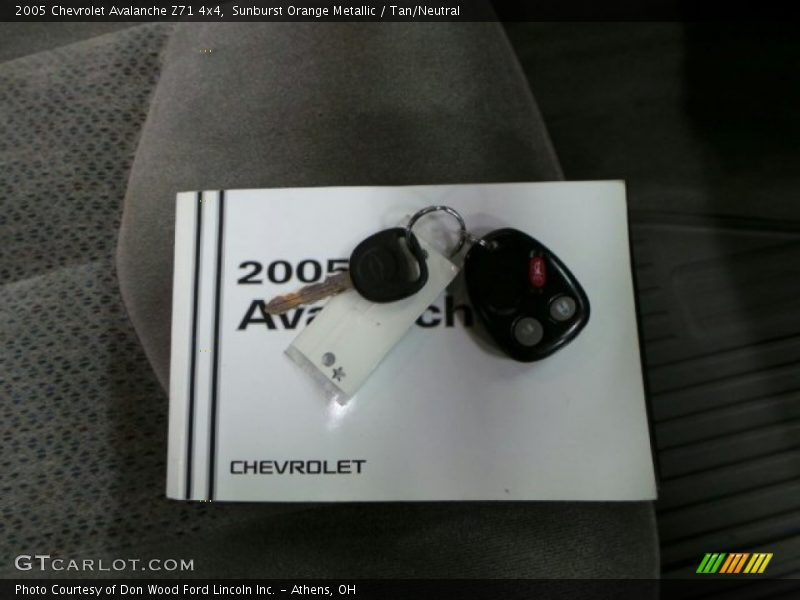 Sunburst Orange Metallic / Tan/Neutral 2005 Chevrolet Avalanche Z71 4x4