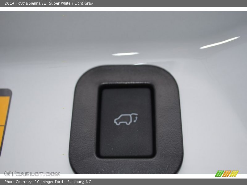 Super White / Light Gray 2014 Toyota Sienna SE
